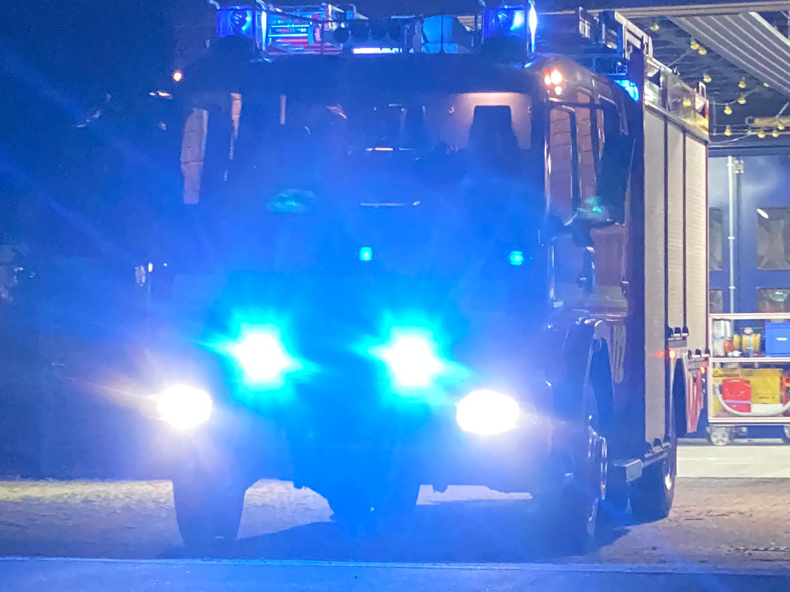 Löschgruppenfahrzeug verlässt mit eingeschaltetem Blaulicht den Standort und rückt zu einem Einsatz aus