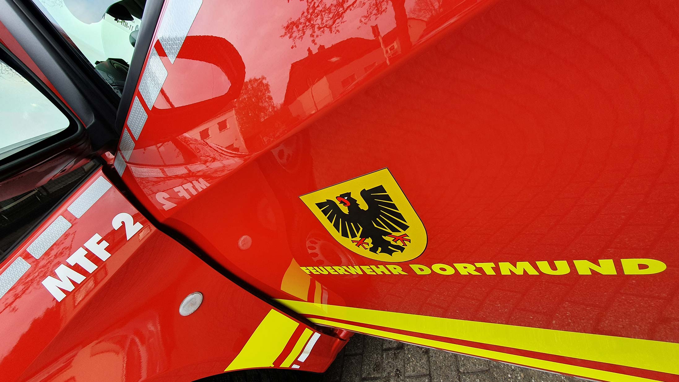 Wappen der Dortmunder Feuerwehr auf der Tür eines Einsatzfahrzeuges