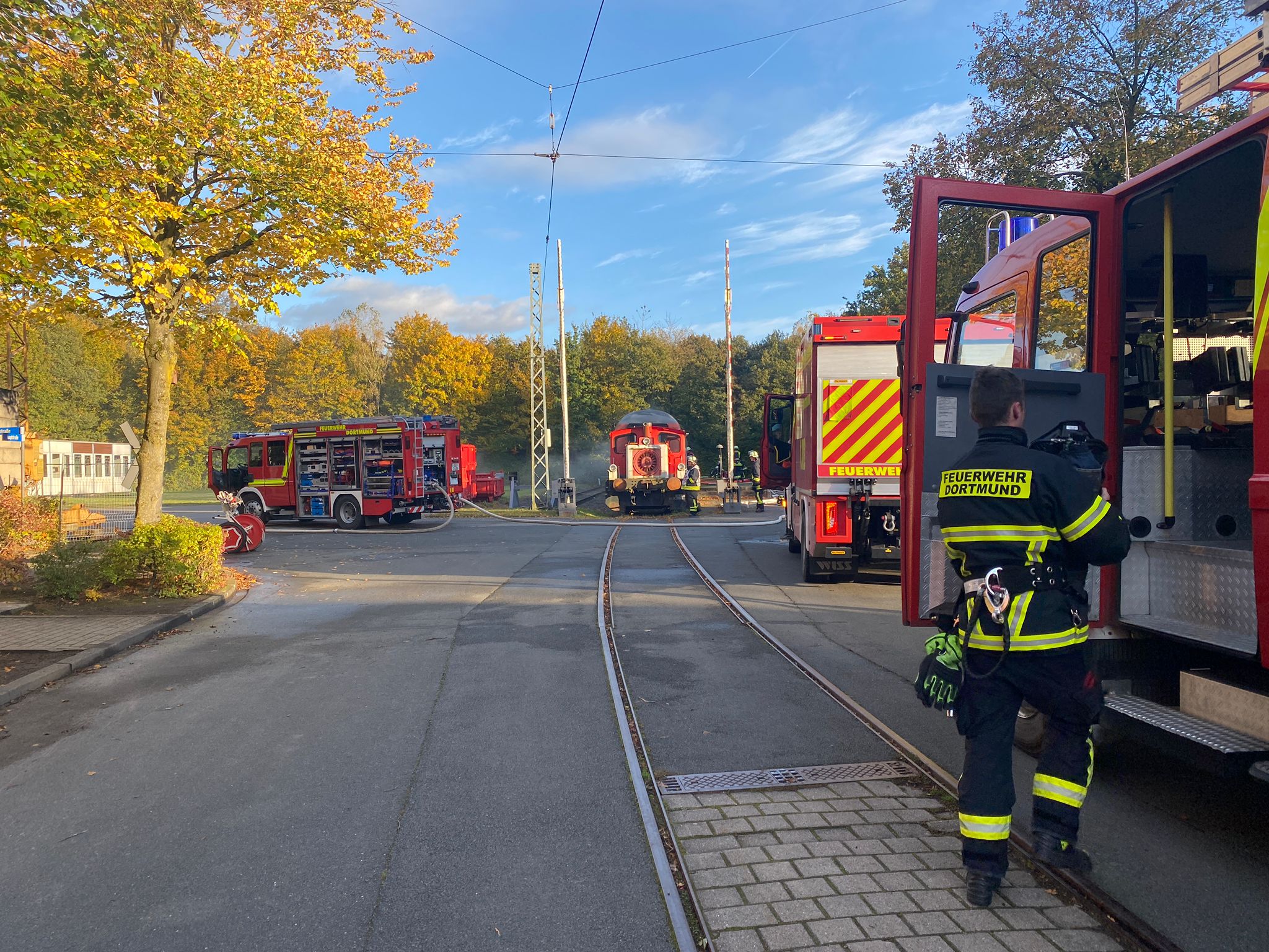Feuerwehrfahrzeuge der Feuerwehr Dortmund auf dem Aussengelände des Instituts der Feuerwehr NRW in Münster anlässlich einer Übung