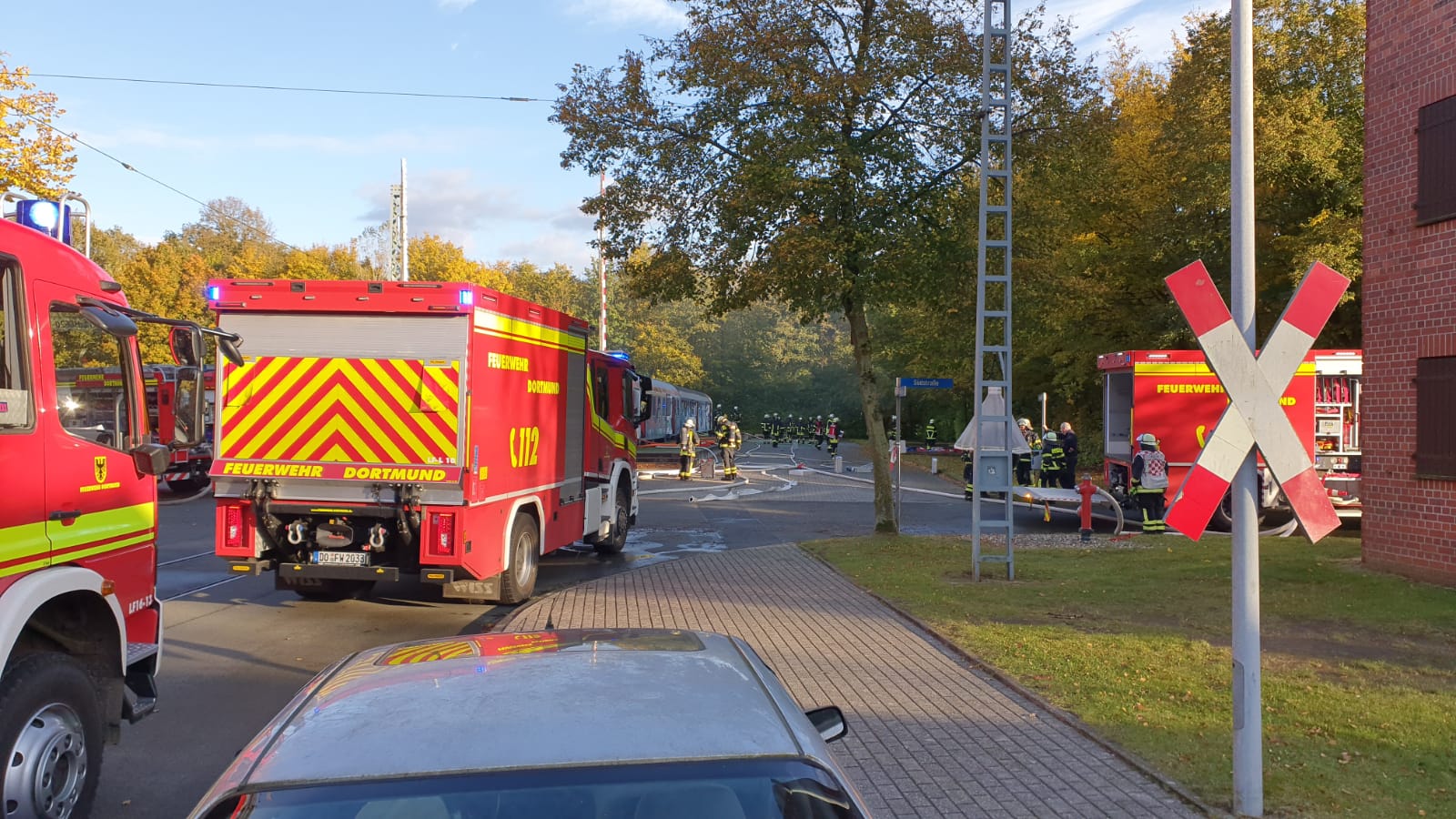 Feuerwehrfahrzeuge stehen auf dem Gelände des Instituts der Feuerwehr in Münster an einem Bahnübergang zur als Übungsszenario eines Bahnunfalls