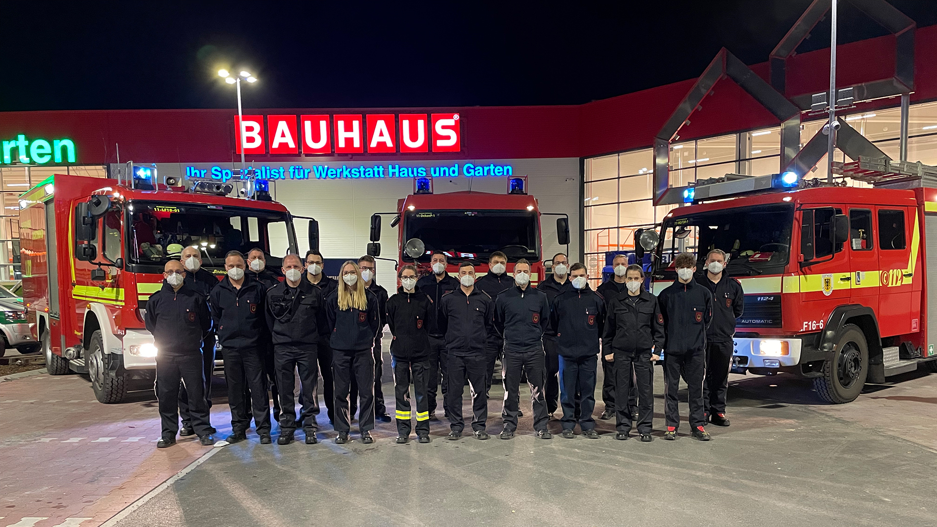 Feuerwehr Sölde Gruppenfoto vor der abendlich hell erleuchteten Bauhaus-Filiale im Gewerbegebiet Dortmund-Aplerbeck