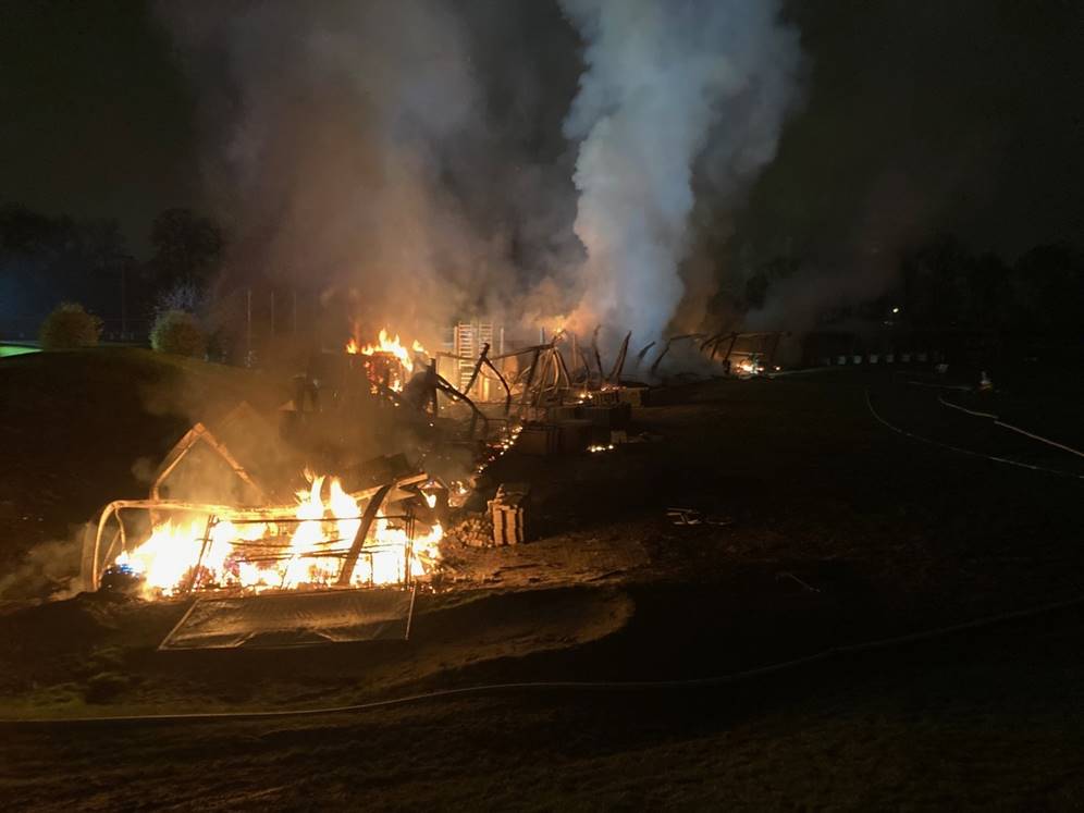 Feuer und Rauch einer eines Brandes auf einer Golfanlage bei Nacht