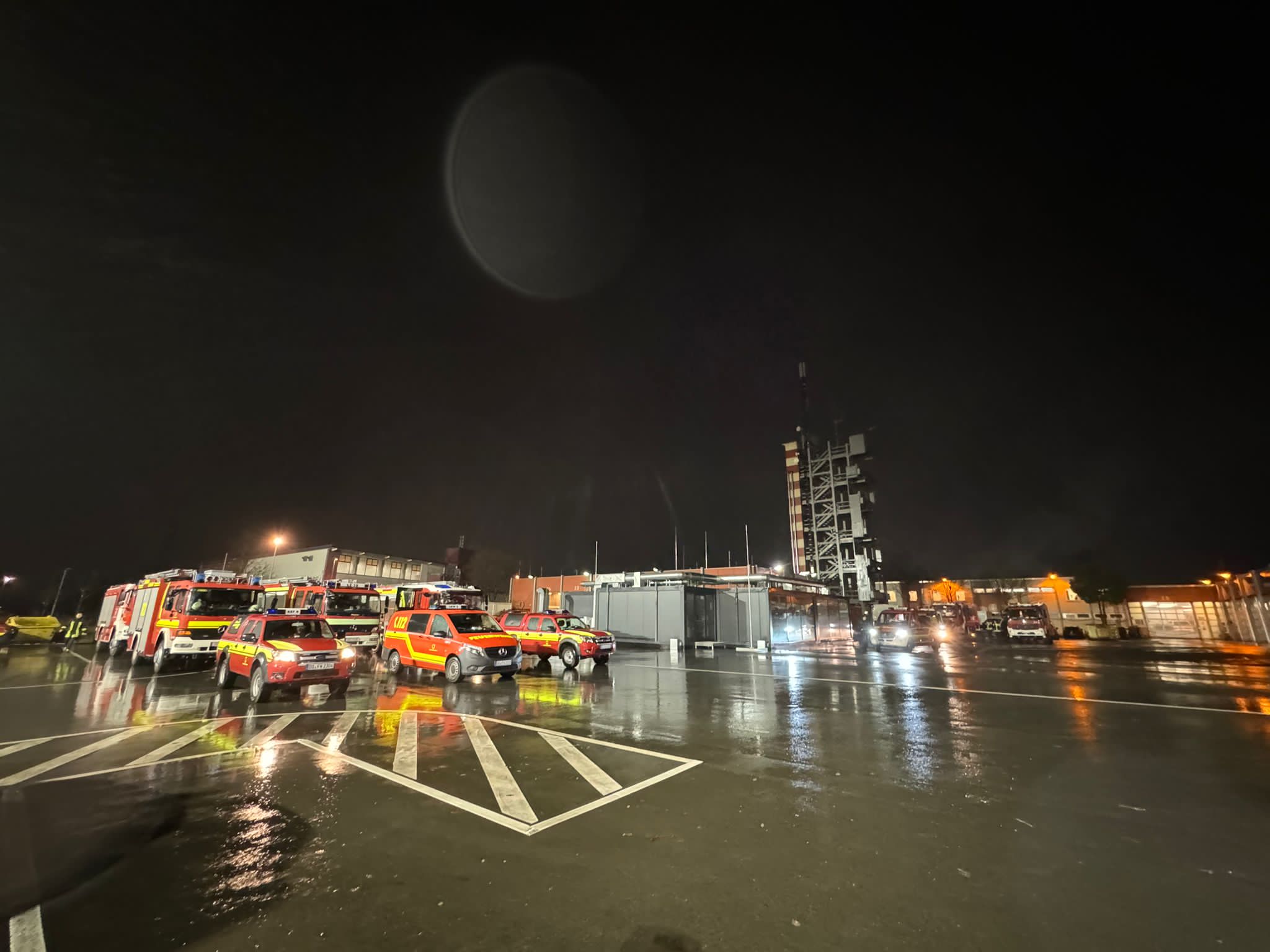 IMG_1456 Löschfahrzeug der Feuerwehr Dortmund im Sonnenaufgang