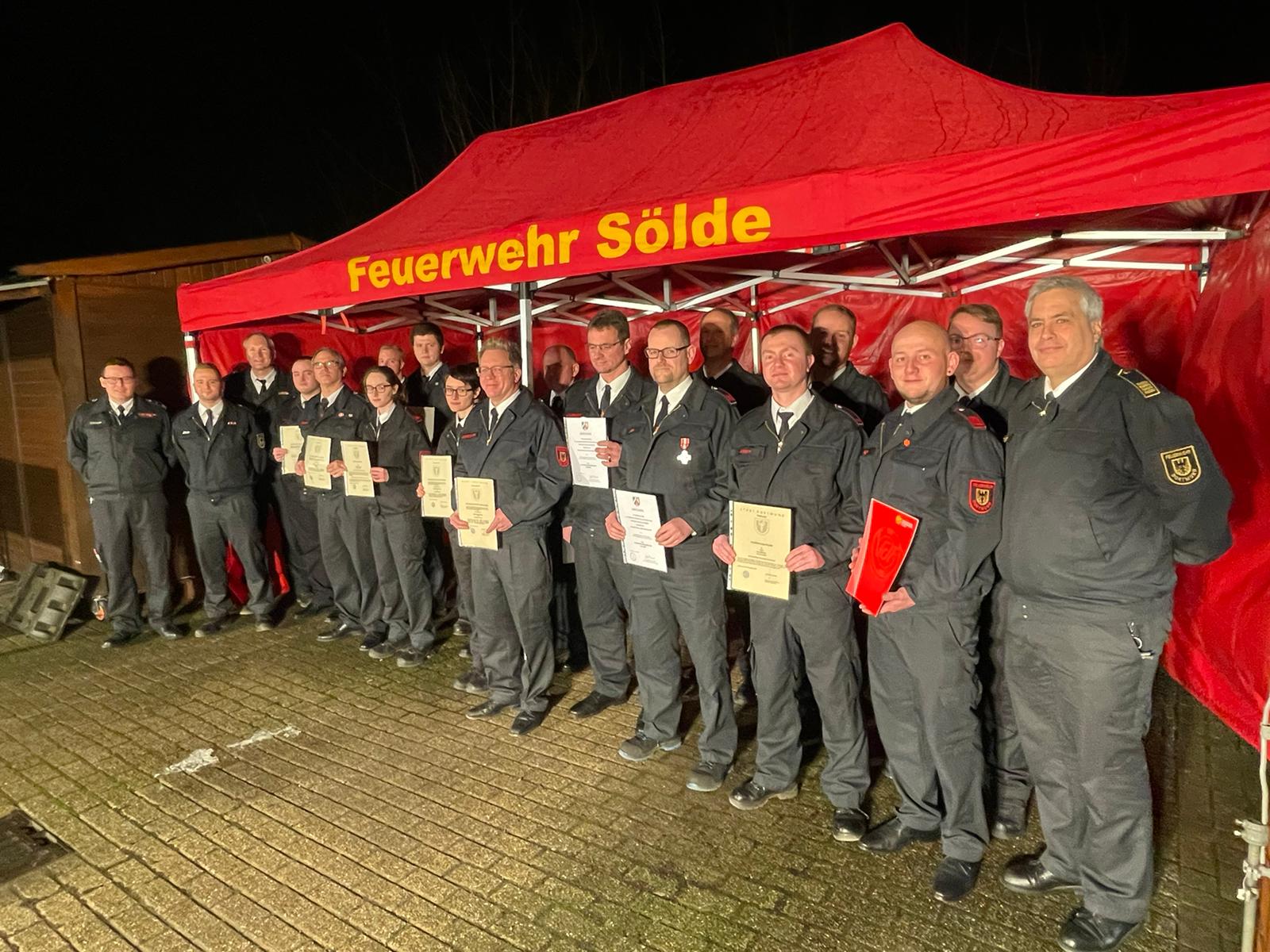IMG_1456 Löschfahrzeug der Feuerwehr Dortmund im Sonnenaufgang