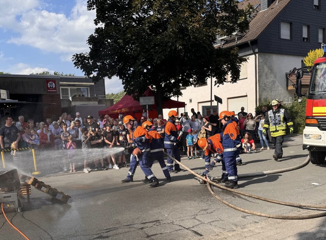 Löschfahrzeug der Feuerwehr Dortmund im Sonnenaufgang