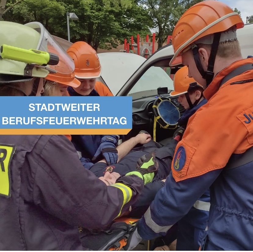 Löschfahrzeug der Feuerwehr Dortmund im Sonnenaufgang