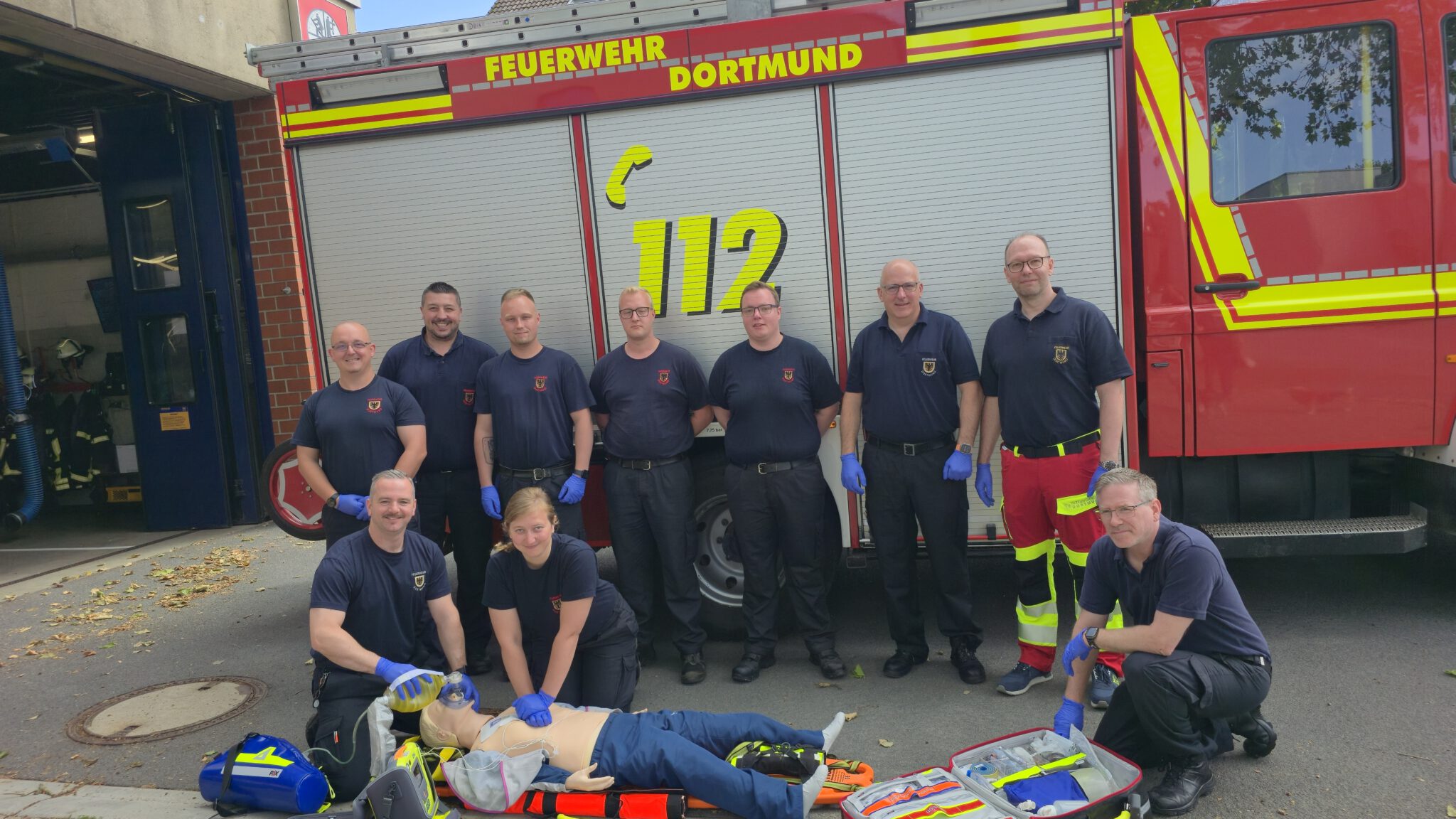Löschfahrzeug der Feuerwehr Dortmund im Sonnenaufgang