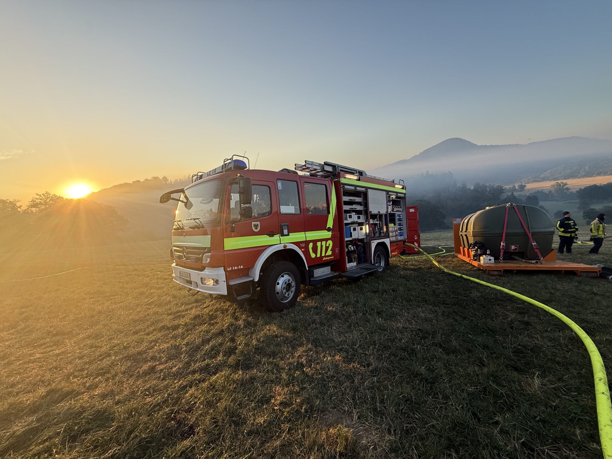 Löschfahrzeug der Feuerwehr Dortmund im Sonnenaufgang